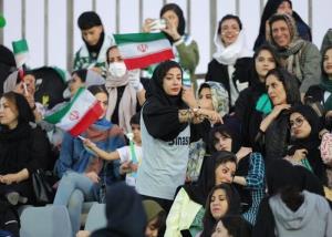 بانوان تماشاگر در مسابقه آلومینیوم اراک و استقلال خوزستان
