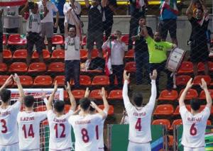 تشویق هواداران تیم  ملی فوتسال در جام ملت ها