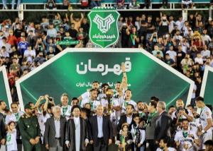 تصاویری از مراسم اهدای جام قهرمانی به تیم خیبر خرم آباد در مسابقات لیگ ازادگان