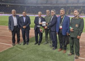 تجلیل از خانواده شهدا و رئیس هیات فوتبال اصفهان در دربی ۱۰۷